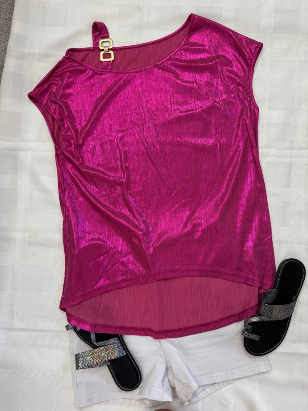 SHEIN Metallic Fuchsia One-Shoulder Tee with Gold Buckle Accent